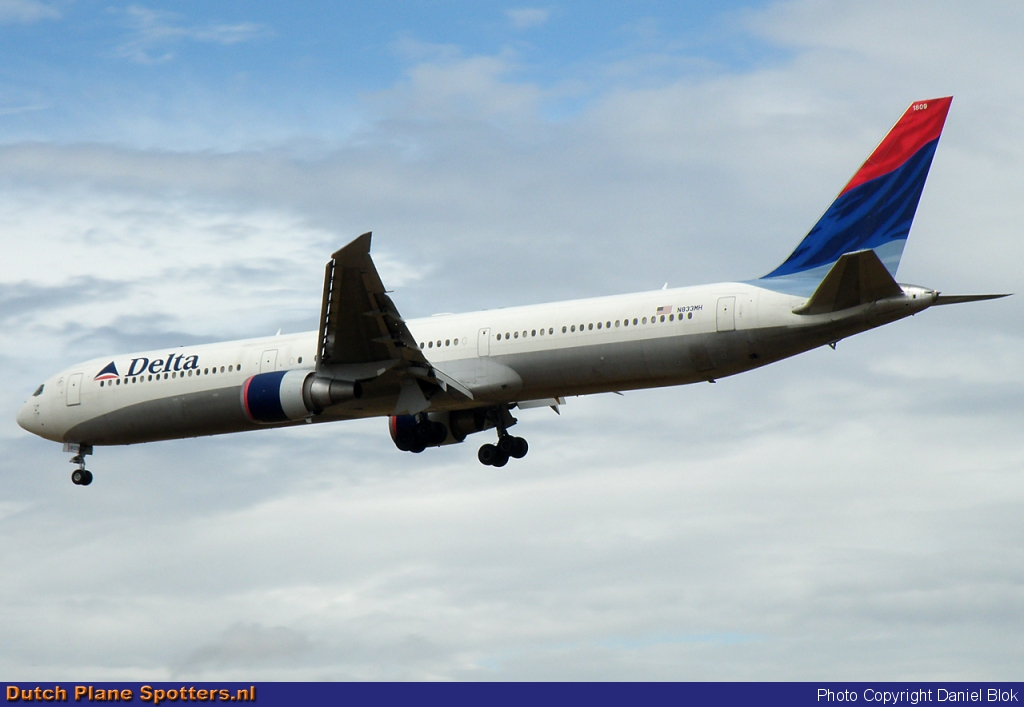 N833MH Boeing 767-400 Delta Airlines by Daniel Blok