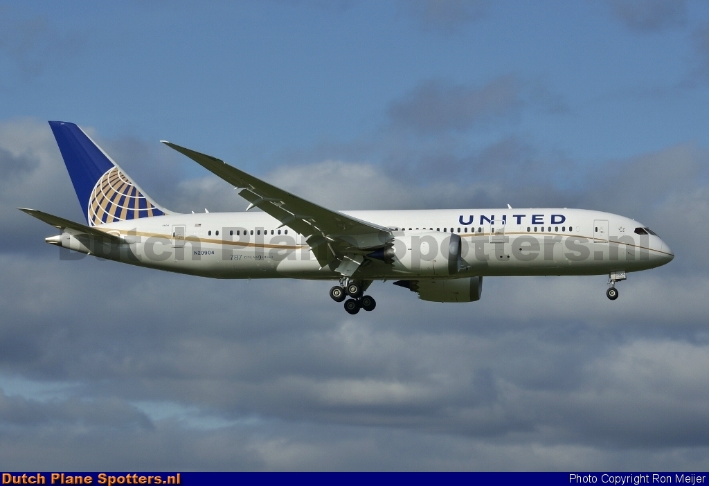 N20904 Boeing 787-8 Dreamliner United Airlines by Ron Meijer
