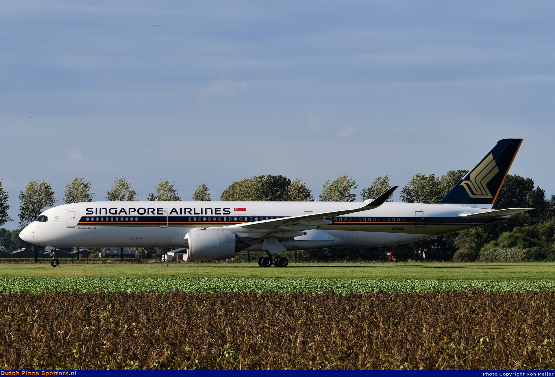 9V-SGE Airbus A350-900 Singapore Airlines by Ron Meijer