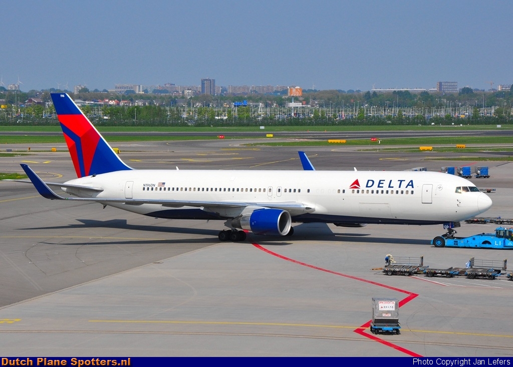 N196DN Boeing 767-300 Delta Airlines by Jan Lefers