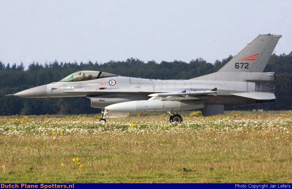 672 General Dynamics F-16 Fighting Falcon MIL - Norway Royal Air Force by Jan Lefers