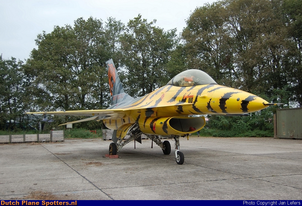 J-222 General Dynamics F-16 Fighting Falcon MIL - Dutch Royal Air Force by Jan Lefers