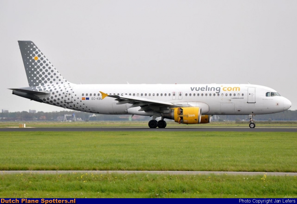 EC-KBU Airbus A320 Vueling.com by Jan Lefers