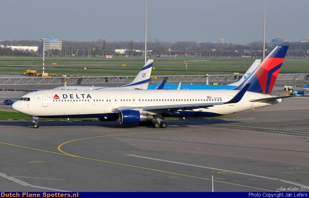 N177DN Boeing 767-300 Delta Airlines by Jan Lefers