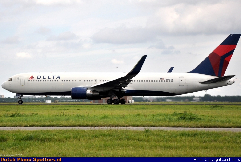 N172DN Boeing 767-300 Delta Airlines by Jan Lefers