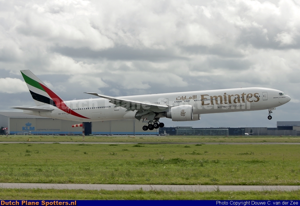 A6-ECX Boeing 777-300 Emirates by Douwe C. van der Zee