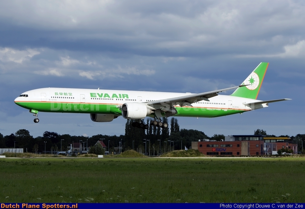 B-16709 Boeing 777-300 Eva Air by Douwe C. van der Zee