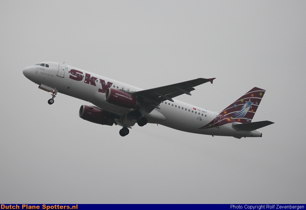TC-SKT Airbus A320 Sky Airlines by Rolf Zevenbergen