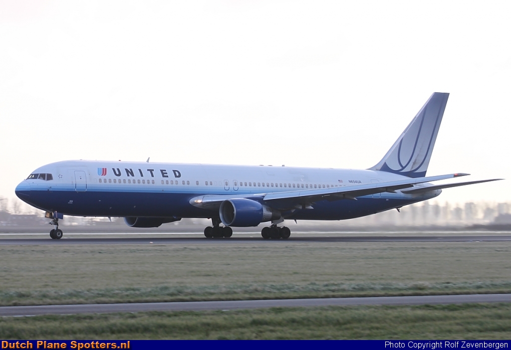 N654UA Boeing 767-300 United Airlines by Rolf Zevenbergen