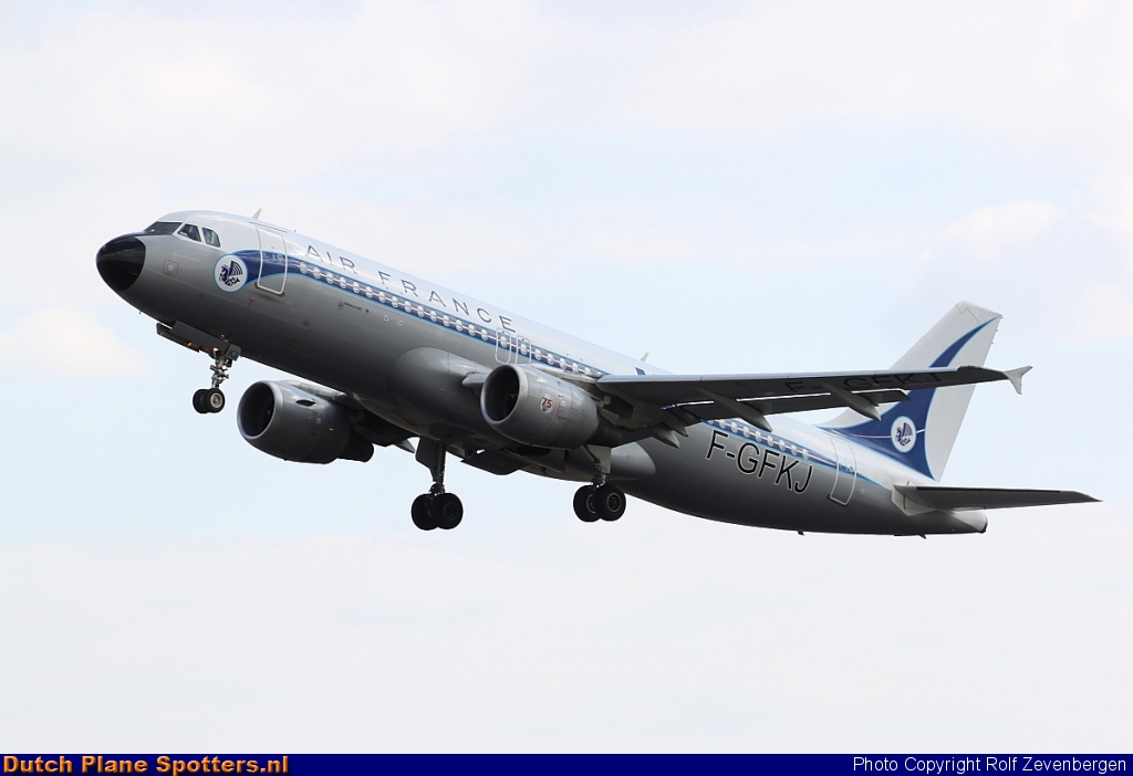 F-GFKJ Airbus A320 Air France by Rolf Zevenbergen
