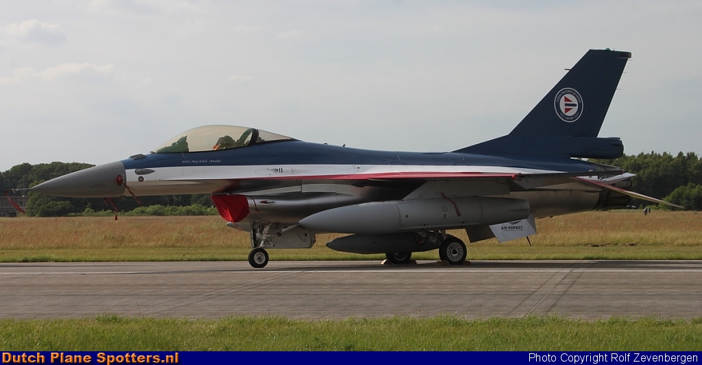 686 General Dynamics F-16 Fighting Falcon MIL - Norway Royal Air Force by Rolf Zevenbergen