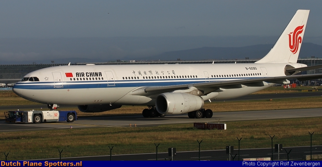 B-6090 Airbus A330-200 Air China by Rolf Zevenbergen