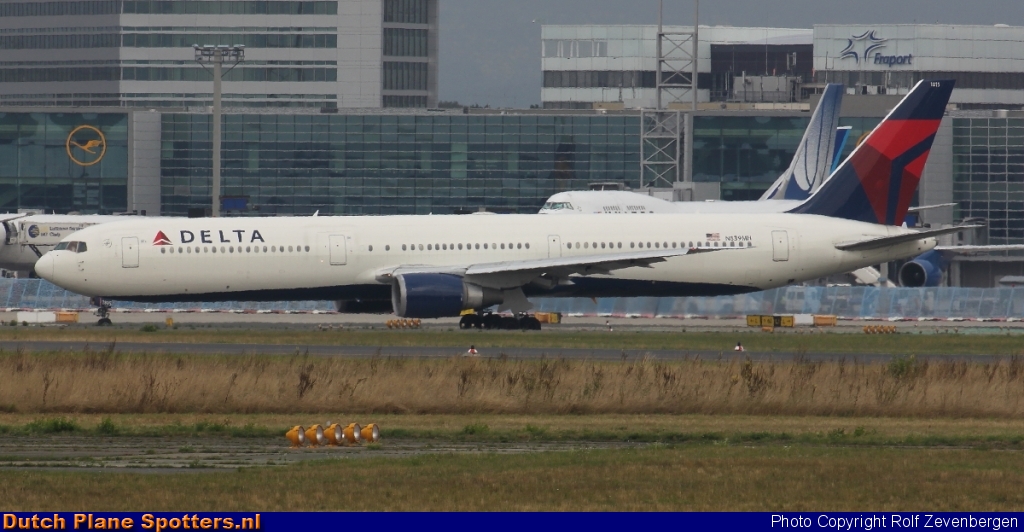 N839MH Boeing 767-400 Delta Airlines by Rolf Zevenbergen