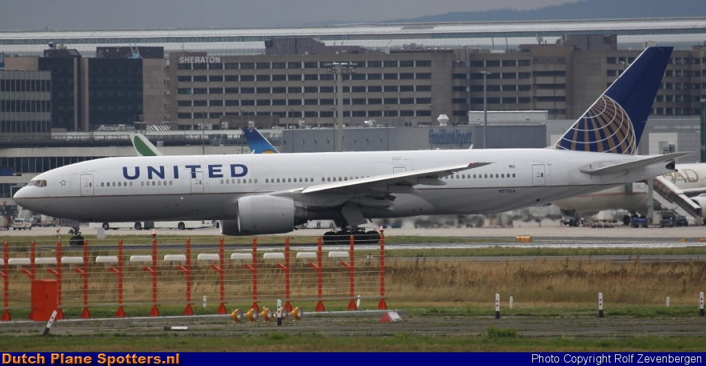 N771UA Boeing 777-200 United Airlines by Rolf Zevenbergen