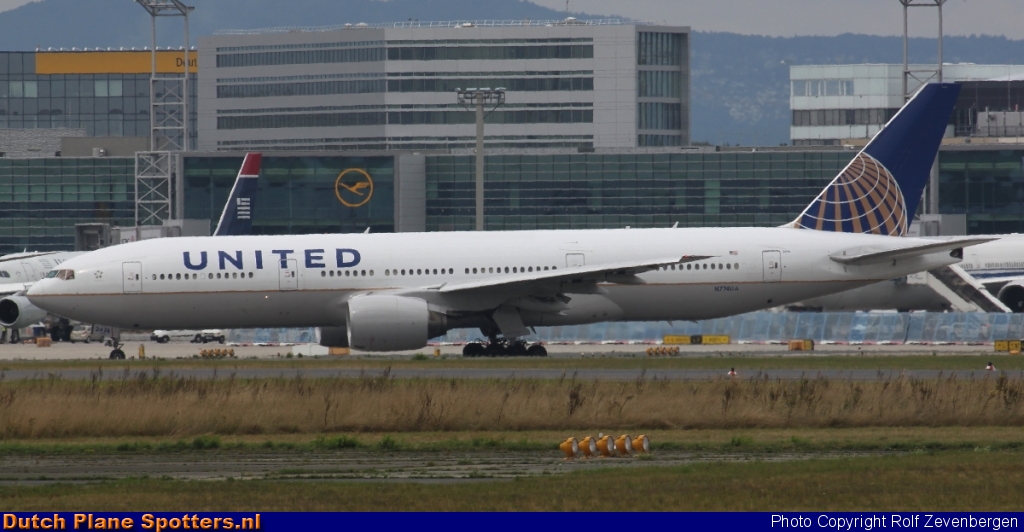 N774UA Boeing 777-200 United Airlines by Rolf Zevenbergen