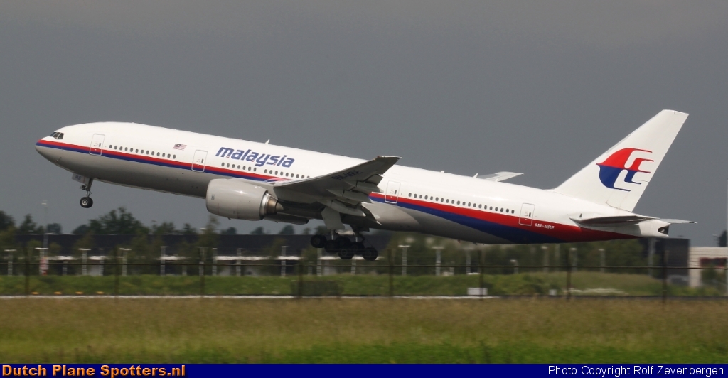 9M-MRE Boeing 777-200 Malaysia Airlines by Rolf Zevenbergen