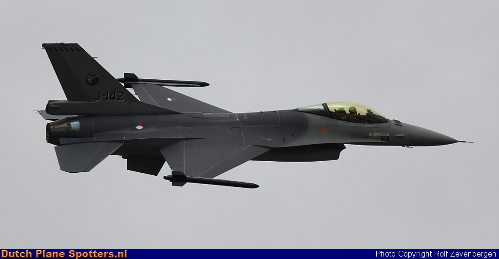 J-142 General Dynamics F-16 Fighting Falcon MIL - Dutch Royal Air Force by Rolf Zevenbergen