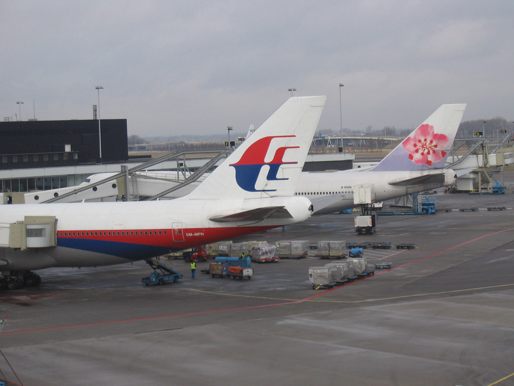 9M-MPN Boeing 747-400 Malaysia Airlines by joost