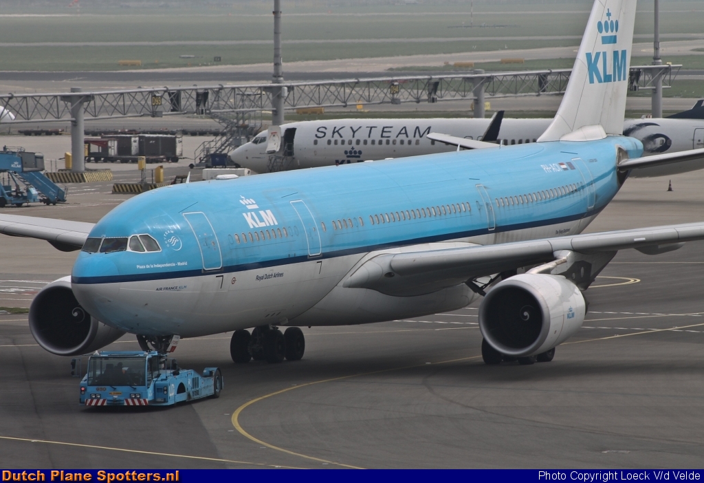 PH-AOI Airbus A330-200 KLM Royal Dutch Airlines by Loeck V/d Velde