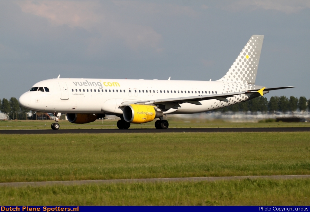 EC-LAA Airbus A320 Vueling.com by airbus