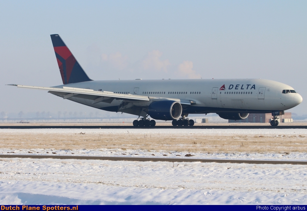 N865DA Boeing 777-200 Delta Airlines by airbus