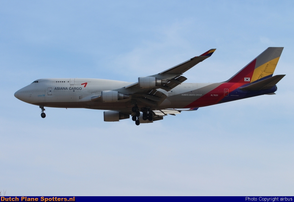 HL7620 Boeing 747-400 Asiana Cargo by airbus
