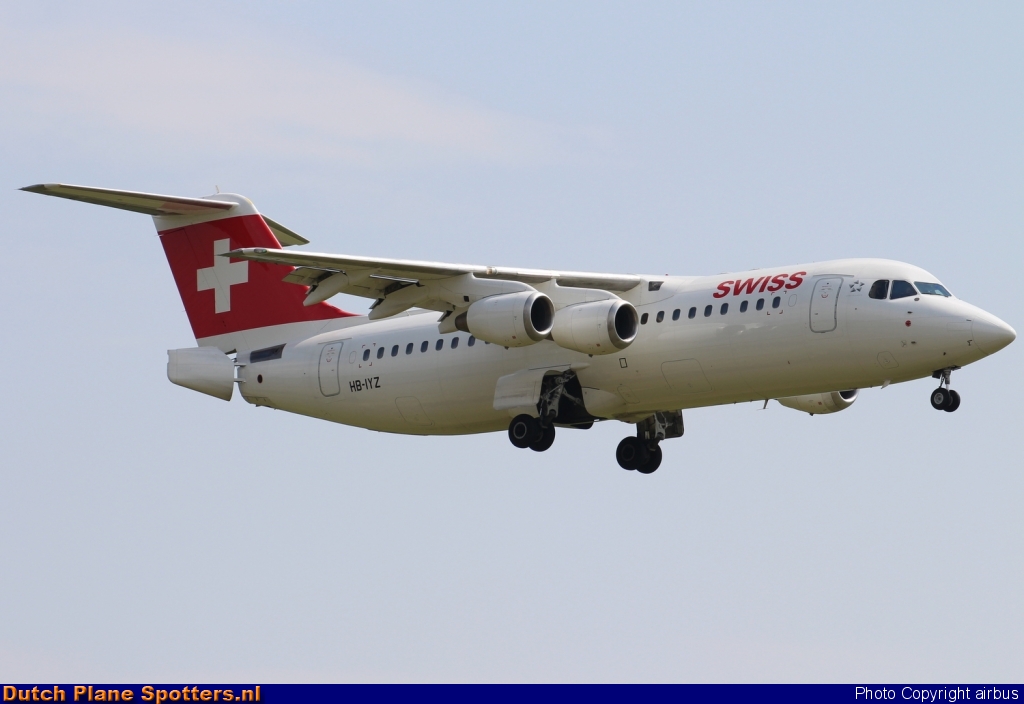 HB-IYZ BAe 146 Swiss International Air Lines by airbus