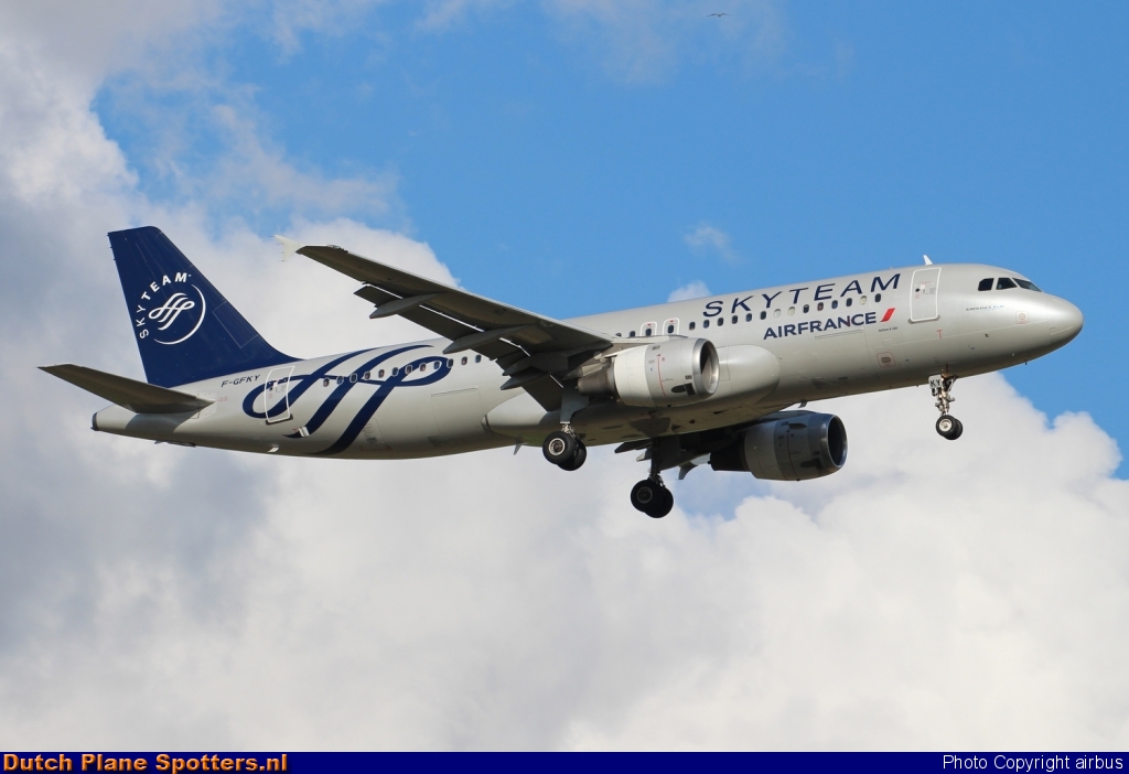 F-GFKY Airbus A320 Air France by airbus