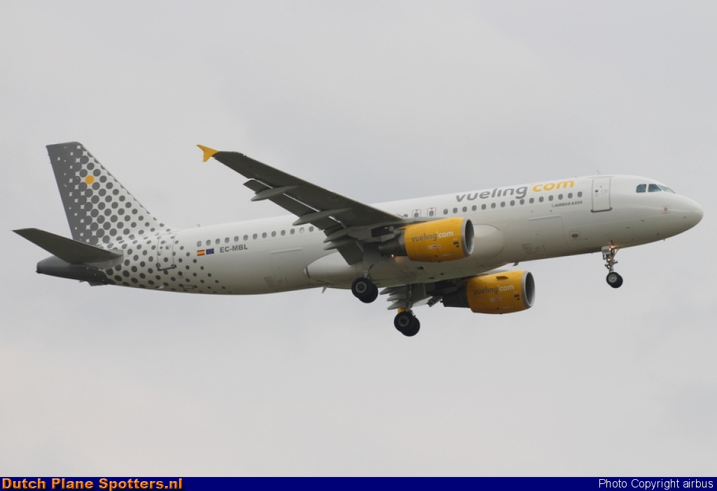 EC-MBL Airbus A320 Vueling.com by airbus