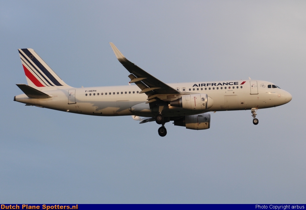 F-HEPH Airbus A320 Air France by airbus