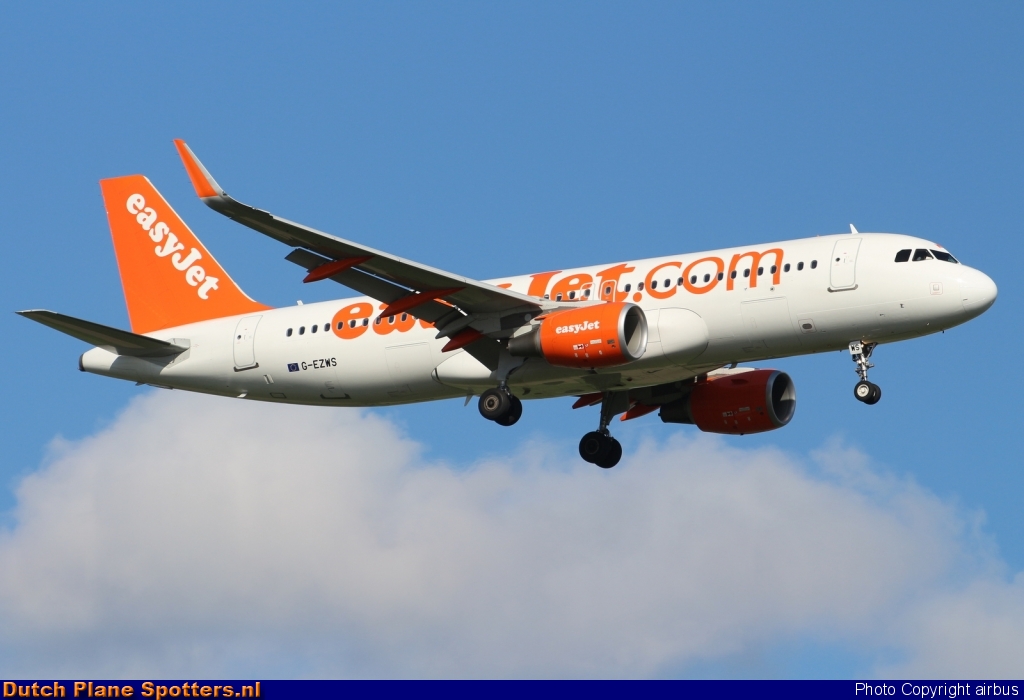 G-EZWS Airbus A320 easyJet by airbus