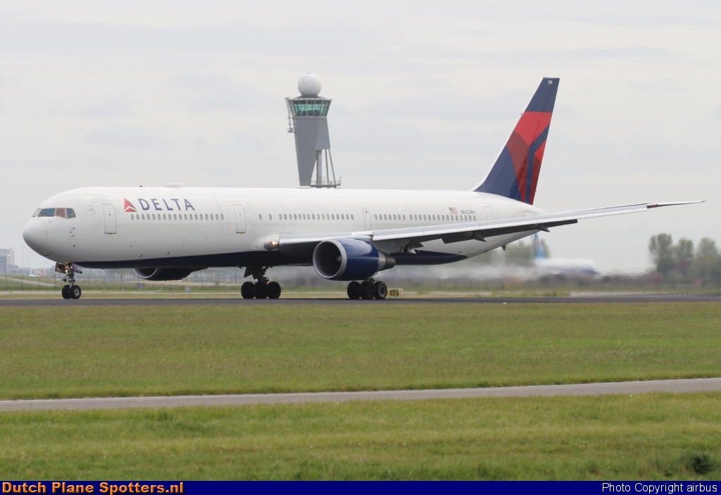 N842MH Boeing 767-400 Delta Airlines by airbus