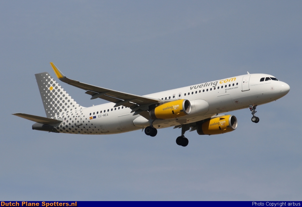EC-MEA Airbus A320 Vueling.com by airbus
