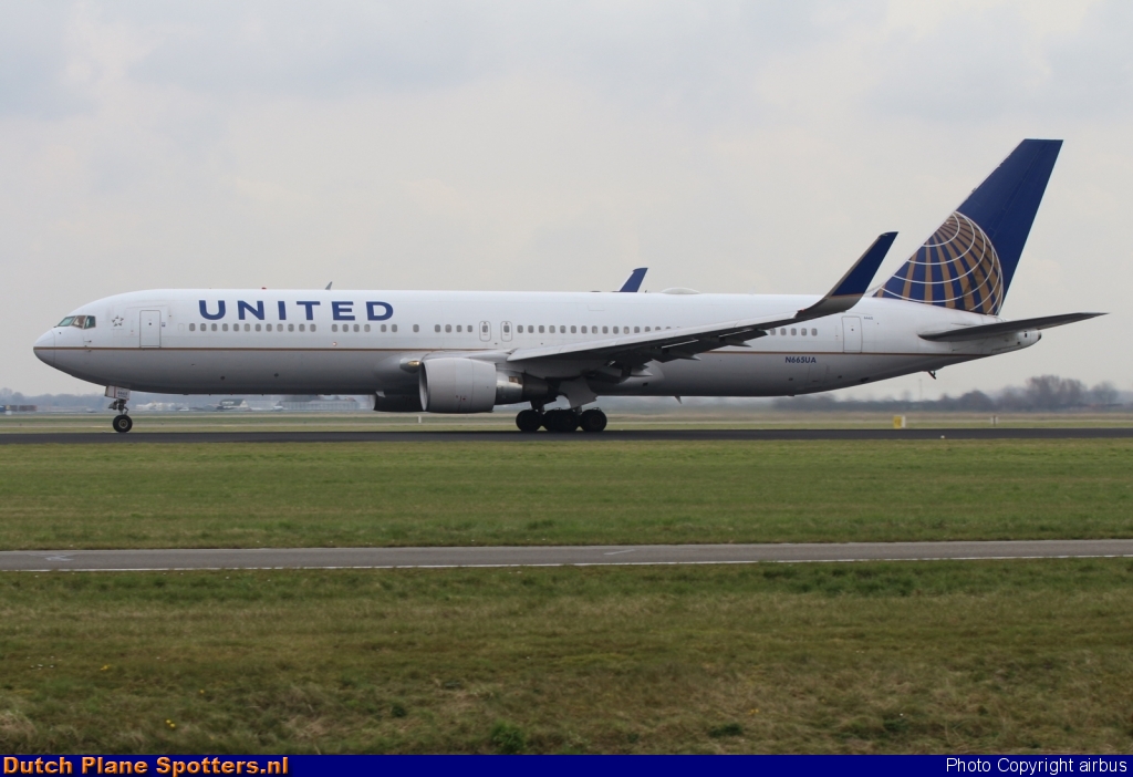 N665UA Boeing 767-300 United Airlines by airbus