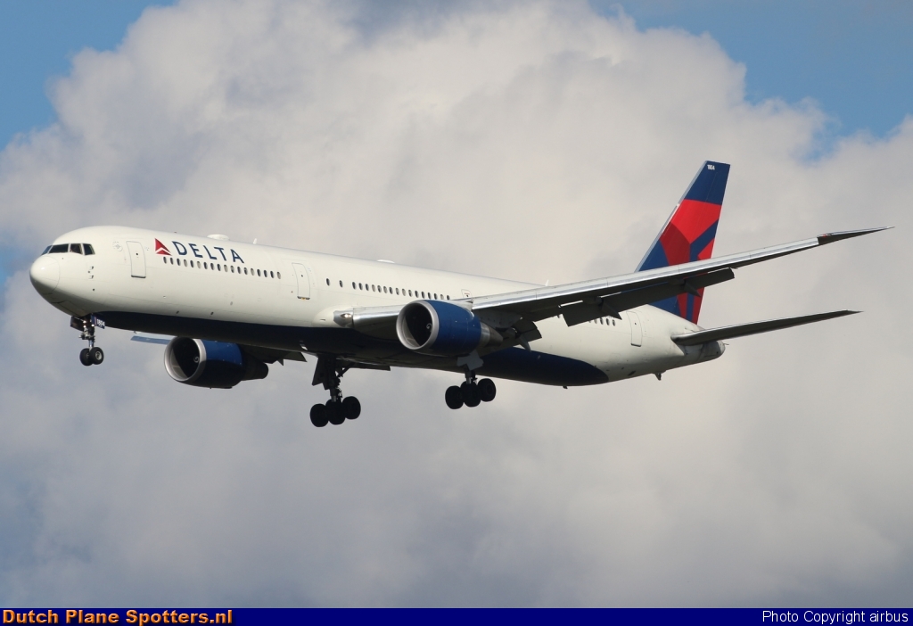 N828MH Boeing 767-400 Delta Airlines by airbus