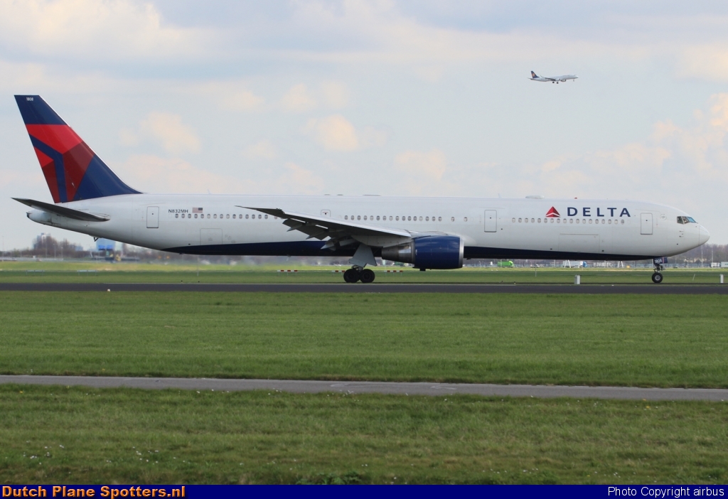 N832MH Boeing 767-400 Delta Airlines by airbus
