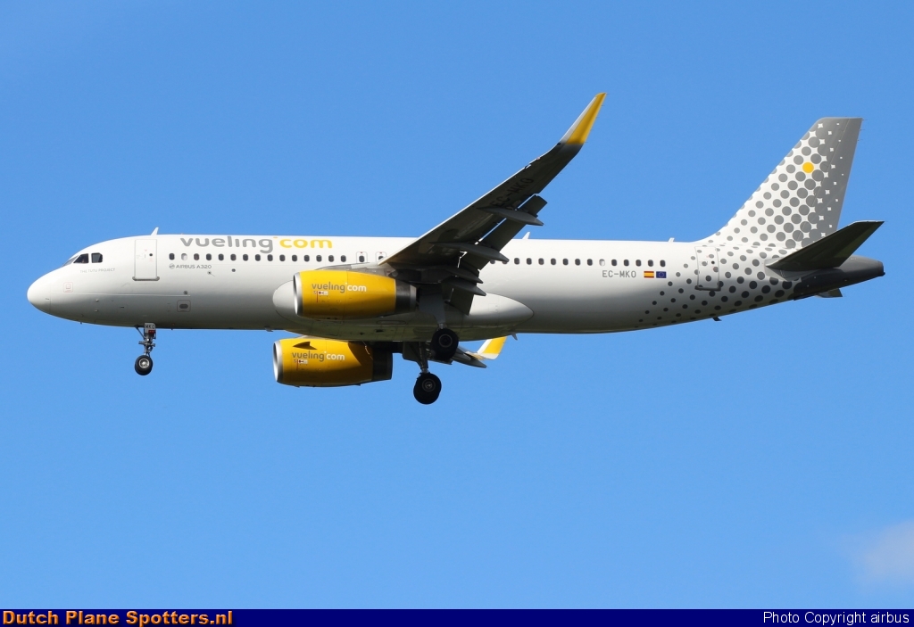 EC-MKO Airbus A320 Vueling.com by airbus