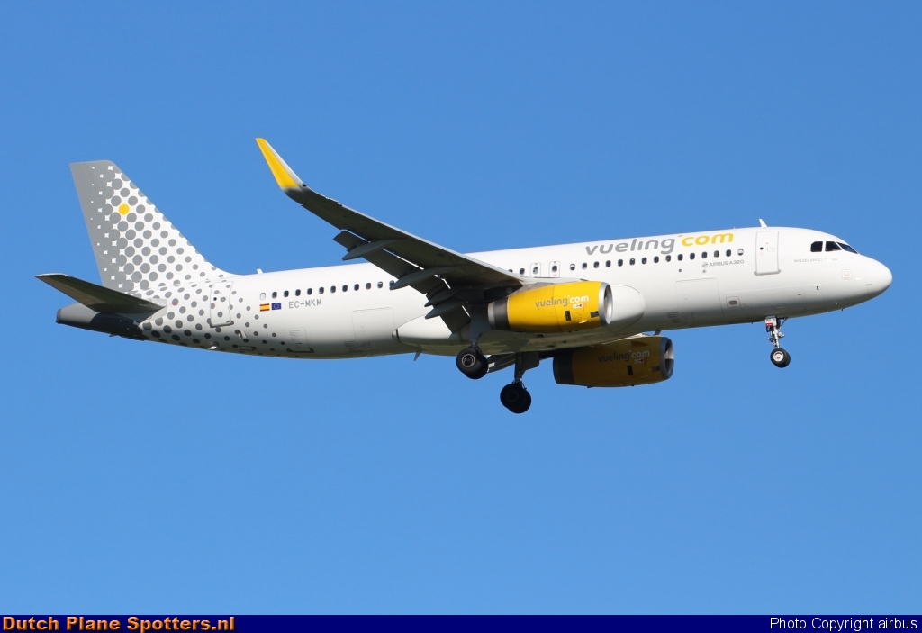 EC-MKM Airbus A320 Vueling.com by airbus