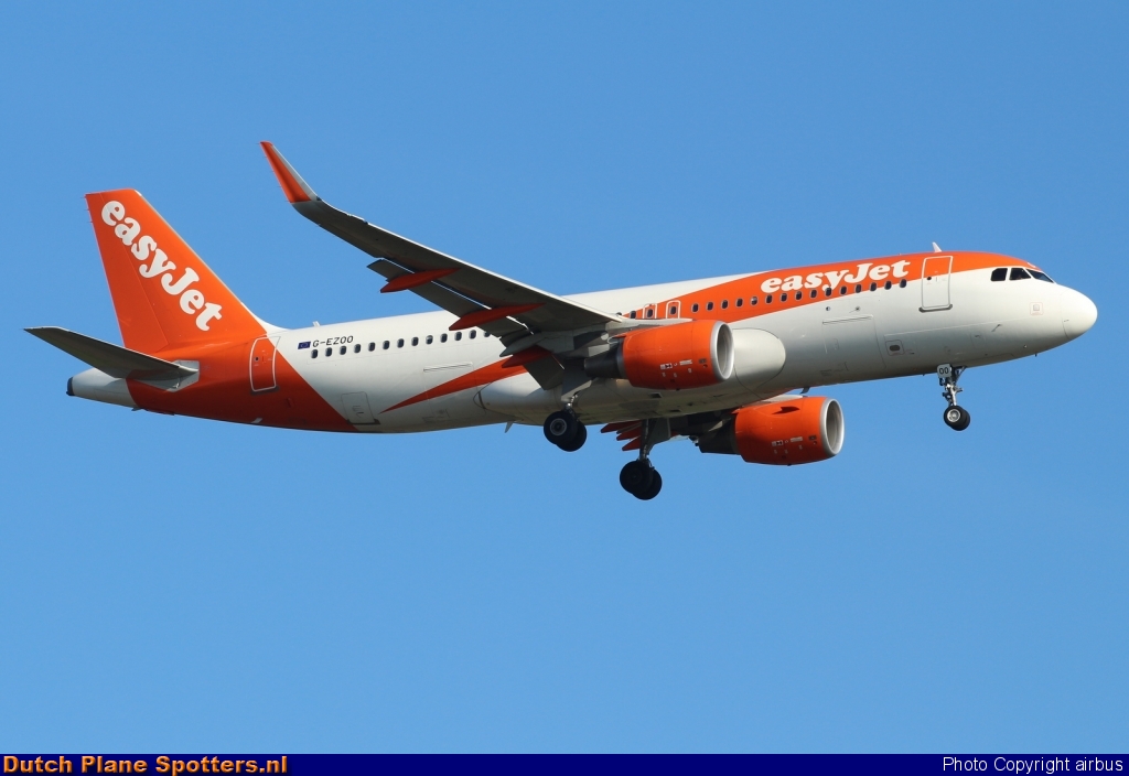 G-EZOO Airbus A320 easyJet by airbus