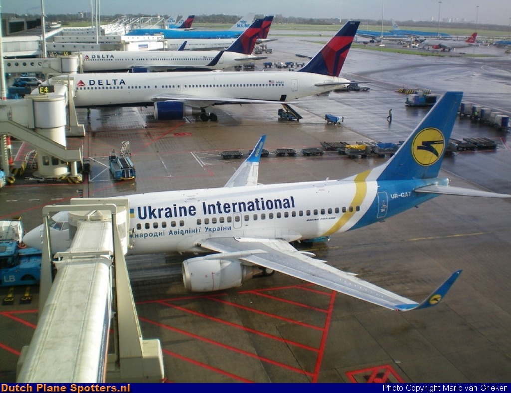 UR-GAT Boeing 737-500 Ukraine International Airlines by MariovG