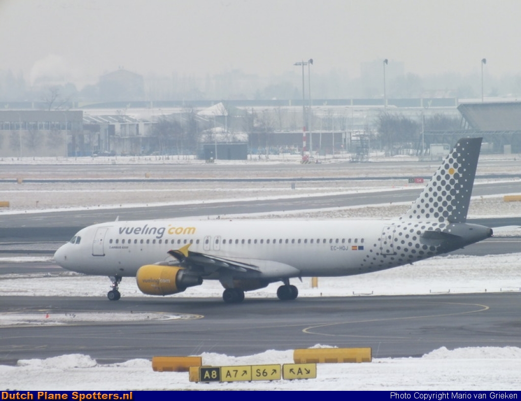 EC-HQJ Airbus A320 Vueling.com by MariovG