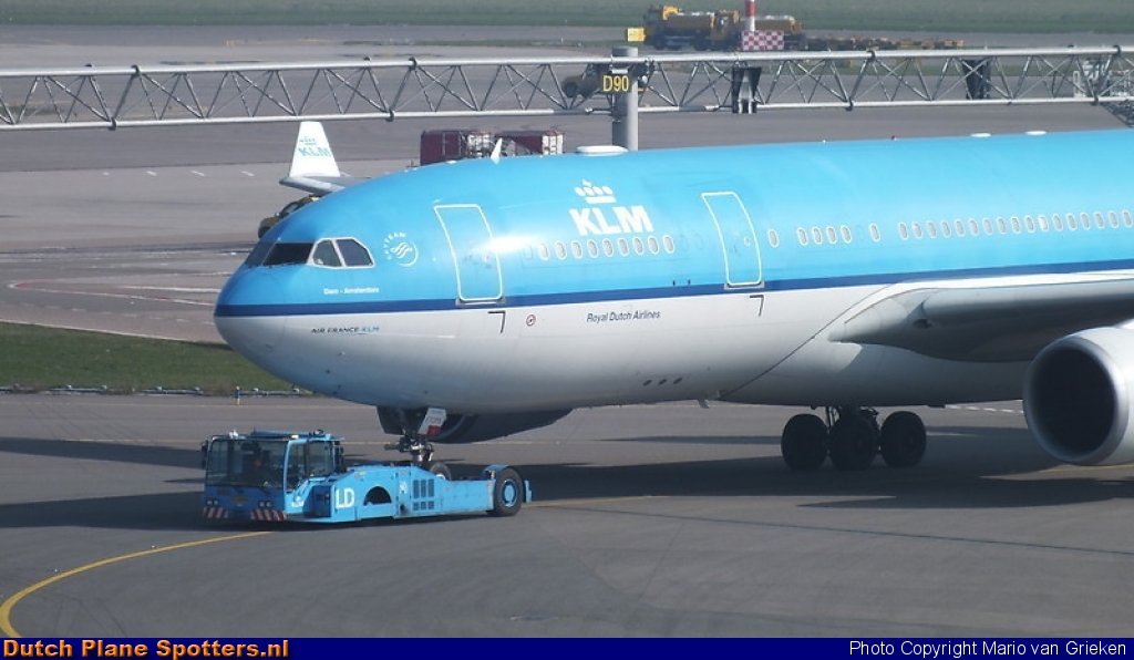 PH-AOA Airbus A330-200 KLM Royal Dutch Airlines by MariovG