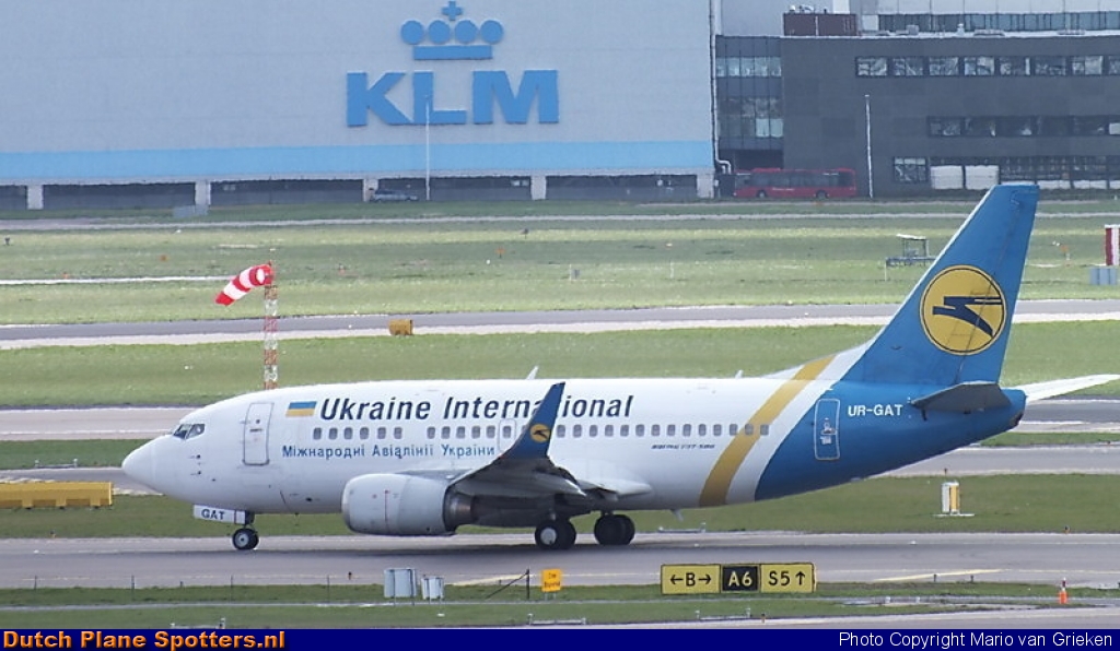 UR-GAT Boeing 737-500 Ukraine International Airlines by MariovG