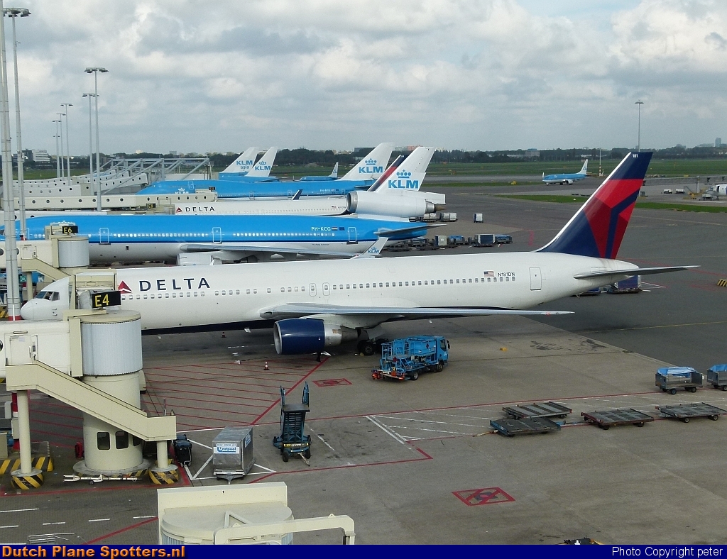 N181DN Boeing 767-300 Delta Airlines by peter