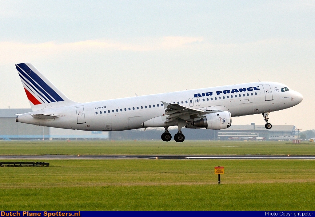 F-GFKH Airbus A320 Air France by peter