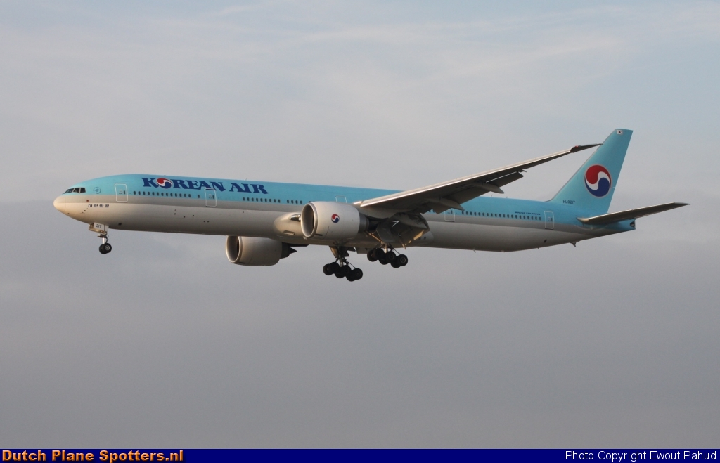 HL8217 Boeing 777-300 Korean Air by Ewout Pahud