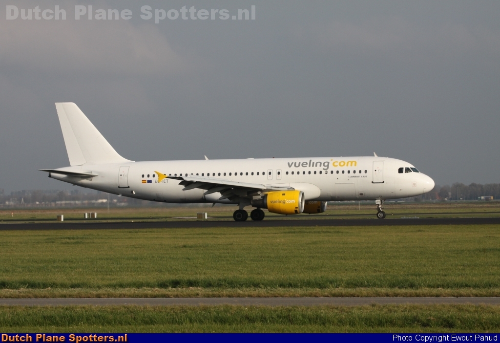 EC-ICT Airbus A320 Vueling.com by Ewout Pahud