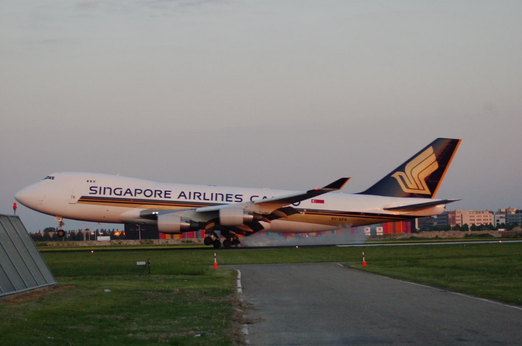 9V-SFA Boeing 747-400 Singapore Airlines Cargo by wrangler