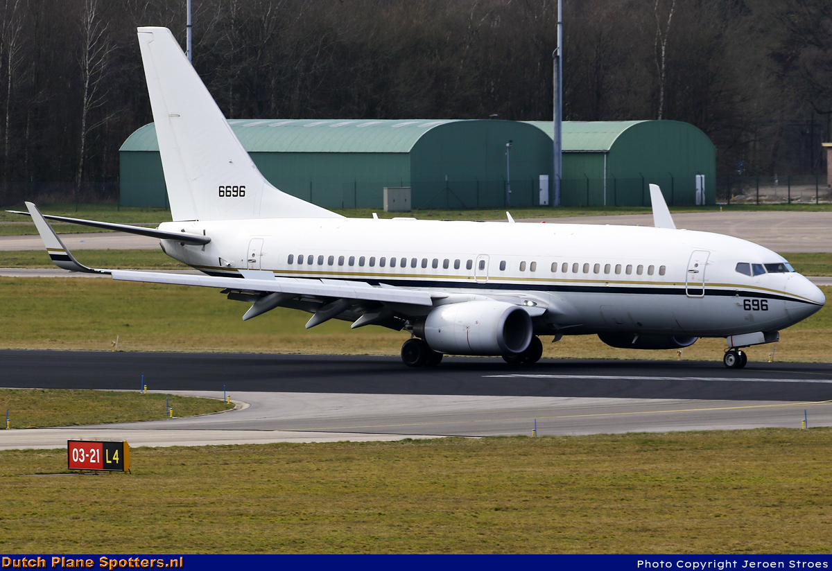 166696 Boeing 737-700 (C-40) MIL - US Navy by Jeroen Stroes