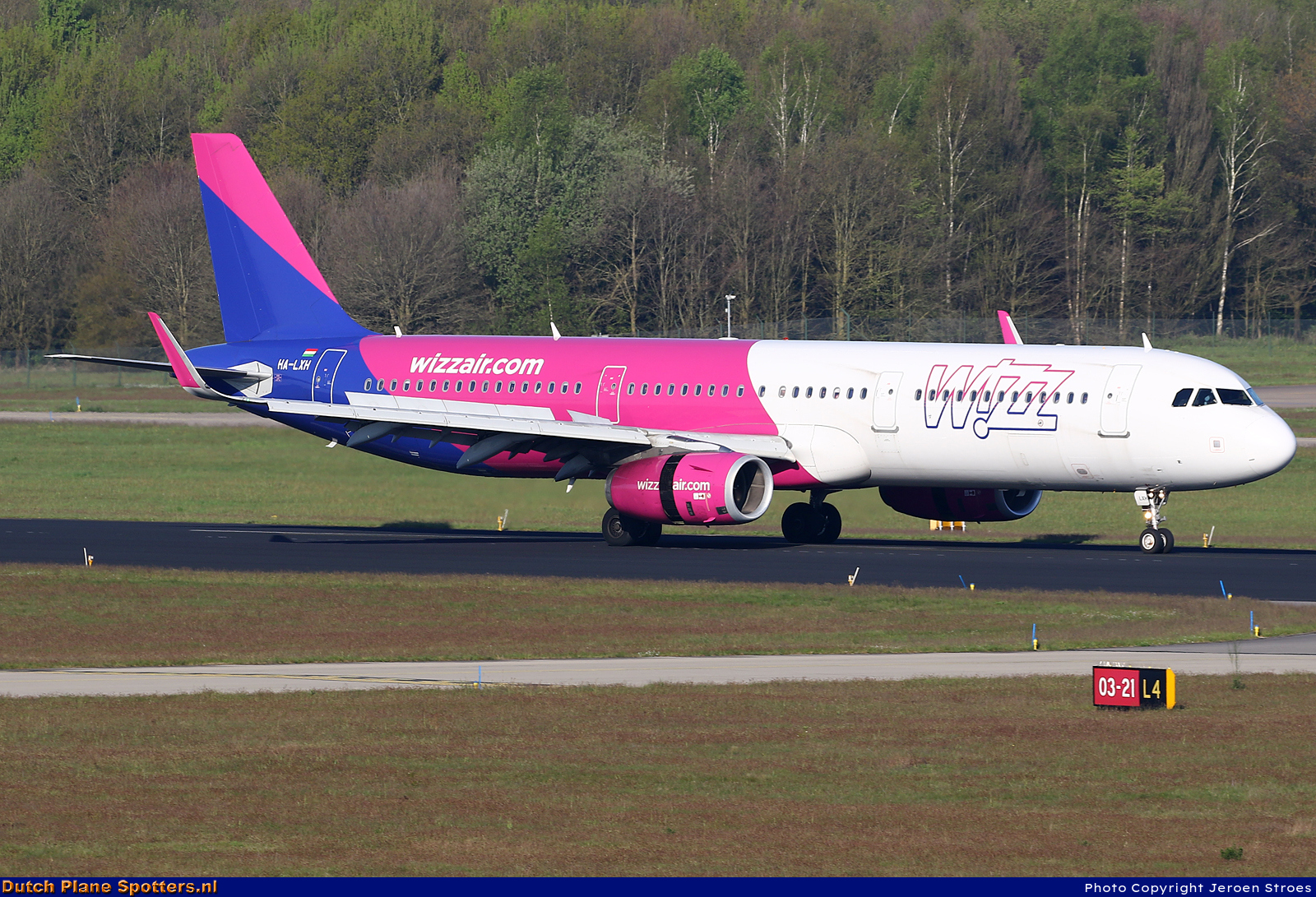 HA-LXH Airbus A321 Wizz Air by Jeroen Stroes